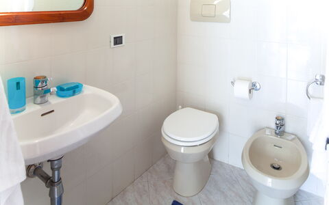Luigina - Levanto: Blu, Idraulico Fixture, Verde, Architettura, Lavandino Del Bagno, Camera, Parete, Proprietà, Viola, Interior Design