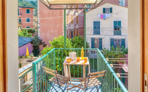 Luigina - Levanto: Quartiere, Immobiliare, Zona Residenziale, Casa, Casa, Balcone, Portico, Dipingere, Backyard