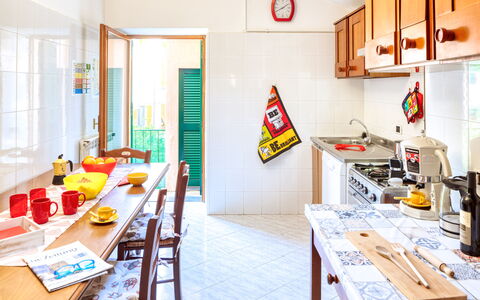 Luigina - Levanto: Camera, Illuminazione, Interior Design, Giallo, Tavolo, Interior Design, Soffitto, Lampada, Arancia, Cucina