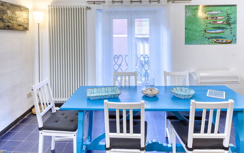 Appartamento Ivana - Levanto: Blu, Interior Design, Camera, Pavimento, Interior Design, Teal, Turchese, Azzurro, Blu Majorelle, Aqua