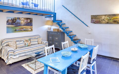 Appartamento Ivana - Levanto: Blu, Legna, Interior Design, Camera, Tavolo, Mobilia, Le Scale, Parete, Pavimento, Sedia
