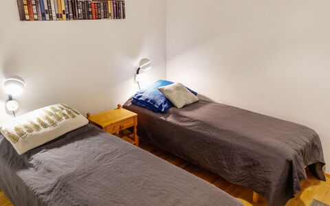 Saariseläntie 8 F 6: Letto, Pavimento, Mobilia, Camera Da Letto, Pavimentazione, Parete, Legna, Lenzuolo, Interior Design, Bedding