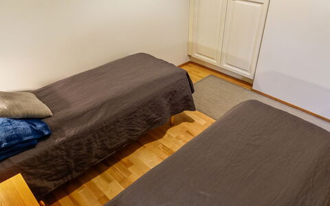 Saariseläntie 8 F 6: Pavimento, Pavimentazione, Mobilia, Legna, Pavimento In Legno, Letto, Camera Da Letto, Interior Design, Camera, Lenzuolo