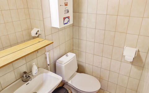 Saariseläntie 8 F 6: Toilet Seat, Bagno, Gabinetto, Idraulico Fixture, Lavandino Del Bagno, Parete, Lavello, Pavimentazione, Pavimento, Idraulico