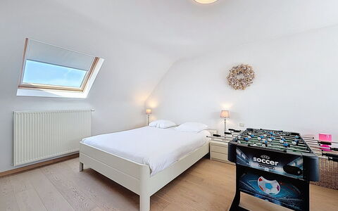 Stella Maris with Garage and Garden: Letto, Interior Design, Camera Da Letto, Mobilia, Pavimento, Pavimentazione, Legna, Soffitto, Lenzuolo, Bedding