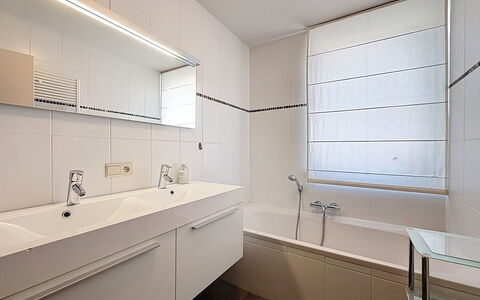 Stella Maris with Garage and Garden: Bagno, Interior Design, Idraulico Fixture, Pavimentazione, Pavimento, Soffitto, Rubinetto, Idraulico, Lavello, Mobiletto Del Bagno