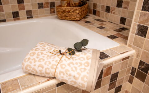 Villa Monte Feliz: Vasca Da Bagno, Proprietà, Idraulico Fixture, Bianca, Prodotto, Rettangolo, Nero, Bagno, Rubinetto, Comfort