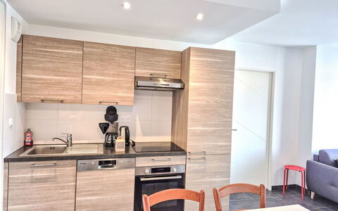 Le Clos Fontaine: Mobilia, Interior Design, Pavimentazione, Cucina, Legna, Controsoffitto, Cabinetry, Pavimento, Elettrodomestico Da Cucina, Apparecchio Major