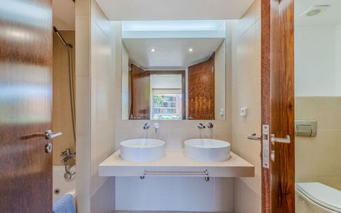 Gale 20: Interior Design, Bagno, Pavimentazione, Idraulico Fixture, Pavimento, Legna, Lavandino Del Bagno, Lavello, Rubinetto, Specchio