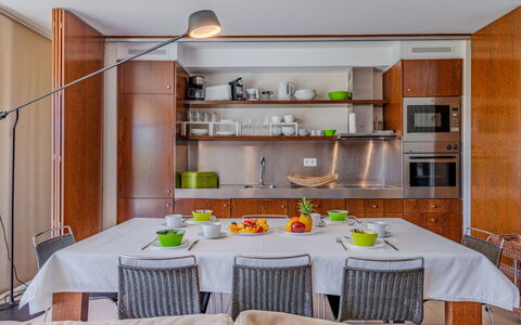 Gale 20: Mobilia, Interior Design, Pavimentazione, Cucina, Legna, Tavolo, Sedia, Soffitto, Pavimento, Cucina & Sala Da Pranzo Tavolo