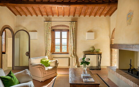 Villa Sole Del Chianti: Mobilia, Tavolo, Divano, Costruzione, Pianta, Legna, Illuminazione, Architettura, Interior Design, Soggiorno