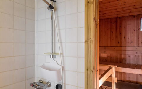 Ylläskuru D 2: Mobilia, Interior Design, Pavimentazione, Pavimento, Legna, Tavolo, Camera, Soffitto, Illuminazione, Appartamento
