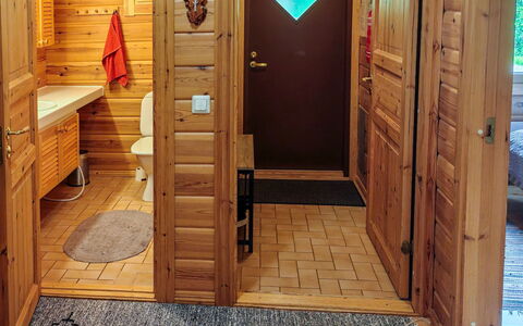 Ylläskuru D 2: Pavimentazione, Legna, Pavimento, Interior Design, Camera, Color Legno, Soffitto, Latifoglie, Porta, Mobilia