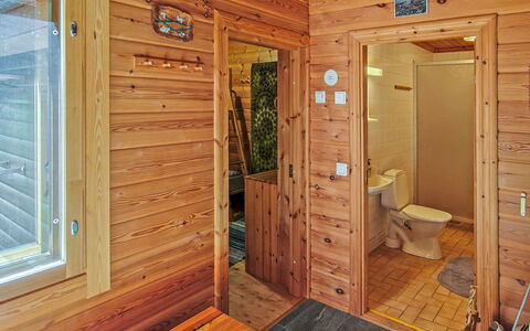 Ylläskuru D 2: Parete, Pavimentazione, Legna, Pavimento, Soffitto, Interior Design, Porta, Color Legno, Camera, Casa