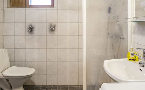 Lapinkulta B: Toilet Seat, Bagno, Gabinetto, Pavimentazione, Idraulico Fixture, Pavimento, Parete, Interior Design, Lavandino Del Bagno, Lavello