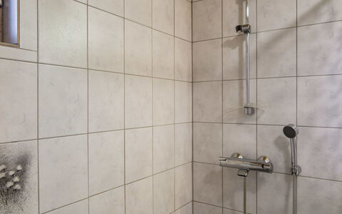 Lapinkulta B: Pavimentazione, Soffione Doccia, Bagno, Pavimento, Idraulico Fixture, Doccia Bar, Doccia, Idraulico, Piastrella, Pannello Doccia