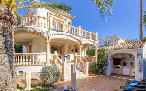 Villa Toscana: Pianta, Blu, Cielo, Acqua, Costruzione, Azzurro, Albero, Arecales, Tempo Libero, Zona Residenziale