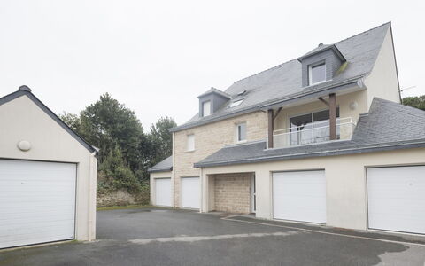 Quiberon 242: Costruzione, Cielo, Porta Del Garage, Manto Stradale, Casa, Lotto, Asfalto, Albero, Finestra
