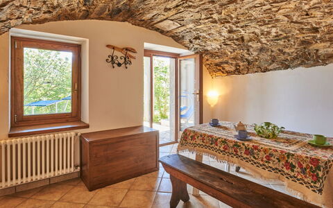 Ronco: Proprietà, Finestra, Legna, Interior Design, Costruzione, Illuminazione, Architettura, Pavimentazione, Pavimento