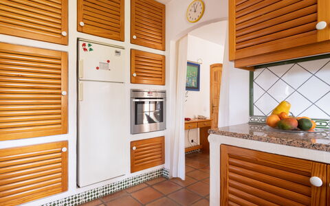 Finca Ingala: Proprietà, Cabinetry, Costruzione, Arancia, Interior Design, Legna, Illuminazione, Elettrodomestico, Cucina, Casa