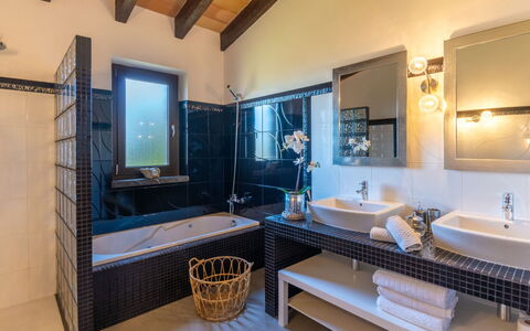 Bellpuig: Proprietà, Rubinetto, Lavello, Cornice, Specchio, Idraulico Fixture, Legna, Illuminazione, Interior Design, Costruzione