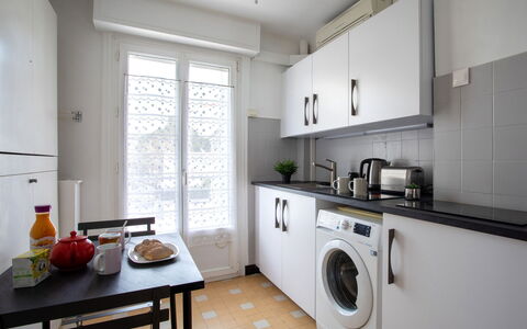 Le Cormoran: Proprietà, Mobilia, Lavanderia, Elettrodomestico Da Cucina, Cabinetry, Tavolo, Cucina, Interior Design, Controsoffitto, Finestra