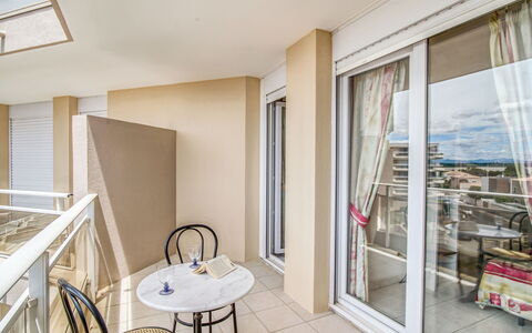 Grand Sud: Mobilia, Tavolo, Finestra, Costruzione, Legna, Interior Design, Sedia, Pavimento, Shade