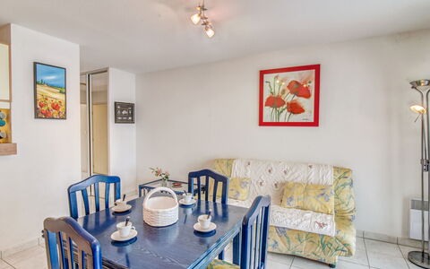 Grand Sud: Tavolo, Cornice, Mobilia, Proprietà, Sedia, Azzurro, Illuminazione, Tavola, Legna, Interior Design