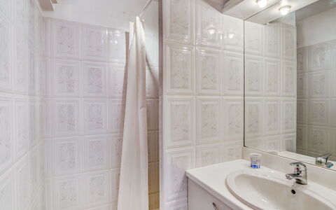 Grand Sud: Specchio, Idraulico Fixture, Lavello, Proprietà, Rubinetto, Lavandino Del Bagno, Bagno, Legna, Interior Design, Mobiletto Del Bagno