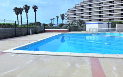 Grand Sud: Acqua, Cielo, Costruzione, Pianta, Giorno, Nube, Piscina, Azzurro, Albero, Rettangolo