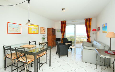 Canet-Plage 180: Camera, Proprietà, Mobilia, Interior Design, Costruzione, Casa, Soggiorno, Giallo, Pavimento, Tavolo