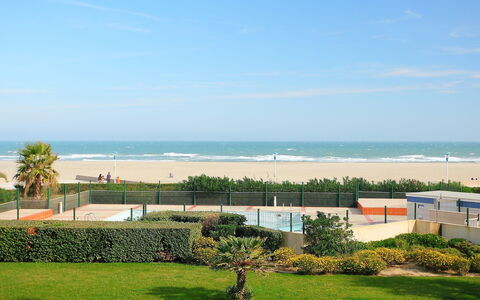 Canet-Plage 180: Cielo, Proprietà, Verde, Erba, Mare, Immobiliare, Albero, Zona Residenziale, Oceano, Casa