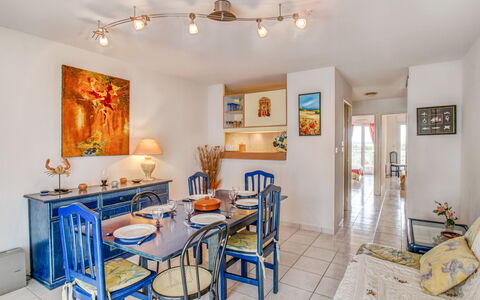 Grand Sud: Tavolo, Cornice, Mobilia, Proprietà, Sedia, Legna, Interior Design, Cucina, Pavimento, Soggiorno