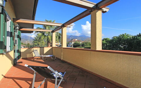 Villa Anna: Cielo, Proprietà, Shade, Azzurro, Costruzione, Legna, Interior Design, Albero, Pavimento, Linea