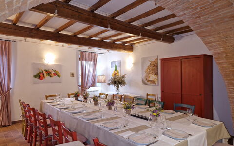 Borgo San Vincenti: Mobilia, Tavolo, Tovaglia, Sala Da Pranzo, Tavola, Interior Design, Sedia, Biancheria, Cucina & Sala Da Pranzo Tavolo, Tessile