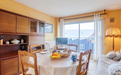 Résidence les Béniguets: Mobilia, Tavolo, Cabinetry, Finestra, Legna, Sedia, Interior Design, Pavimento, Pavimentazione, Costruzione