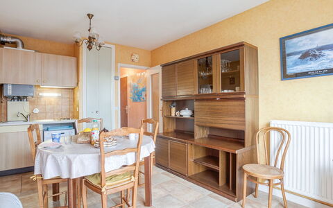 Résidence les Béniguets: Mobilia, Tavolo, Cornice, Sedia, Cabinetry, Legna, Soggiorno, Cucina, Interior Design, Color Legno