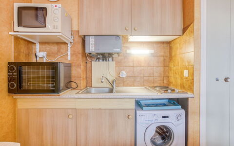 Résidence les Béniguets: Cabinetry, Lavandino Della Cucina, Controsoffitto, Lavello, Proprietà, Rubinetto, Mobilia, Elettrodomestico Da Cucina, Idraulico Fixture, Elettrodomestico
