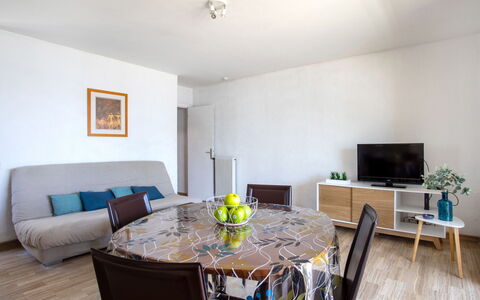 Les Voiliers: Tavolo, Mobilia, Proprietà, Sedia, Legna, Interior Design, Divano, Pavimento, Pavimentazione, Pianta Della Casa