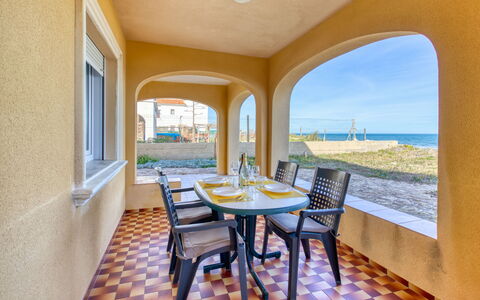 Casita Mar: Tavolo, Mobilia, Proprietà, Cielo, Finestra, Sedia, Pianta, Azzurro, Interior Design, Shade