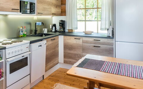 Vuosselin Kuukkeli: Cucina, Elettrodomestico Da Cucina, Controsoffitto, Mobilia, Apparecchio Major, Pavimentazione, Interior Design, Legna, Cabinetry, Pavimento