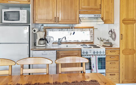 Rukakuru 47: Cucina, Elettrodomestico Da Cucina, Controsoffitto, Mobilia, Cabinetry, Apparecchio Major, Legna, Interior Design, Lavello, Pavimentazione