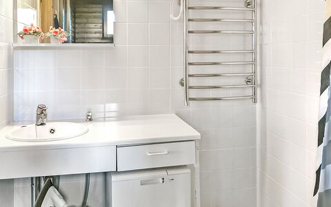 Rukakuru 47: Bagno, Idraulico Fixture, Parete, Interior Design, Lavello, Pavimentazione, Lavandino Del Bagno, Pavimento, Rubinetto, Idraulico