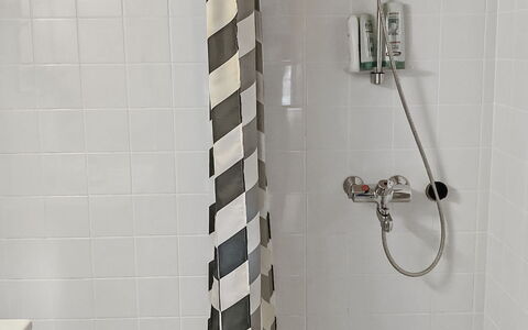 Rukakuru 47: Idraulico Fixture, Pavimentazione, Bagno, Pavimento, Interior Design, Idraulico, Tenda Doccia, Piastrella, Camera, Doccia