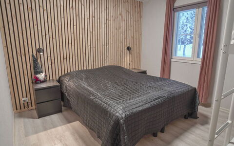Iso-Karpalo B: Letto, Pavimentazione, Camera Da Letto, Mobilia, Pavimento, Interior Design, Legna, Lenzuolo, Bedding, Soffitto