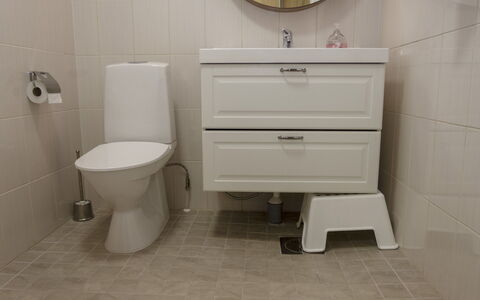 Iso-Karpalo B: Pavimentazione, Pavimento, Toilet Seat, Interior Design, Gabinetto, Mobiletto Del Bagno, Idraulico Fixture, Bagno, Cabinetry, Piastrella