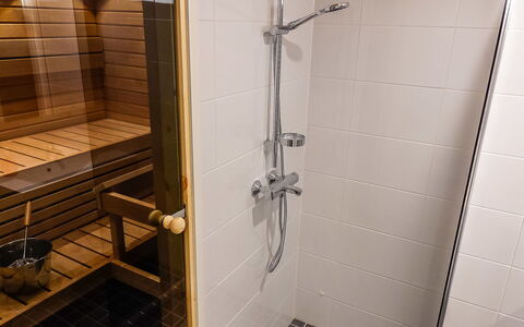 Skistar 105: Pavimentazione, Legna, Pavimento, Bagno, Idraulico Fixture, Interior Design, Idraulico, Piastrella, Doccia, Doccia Porta