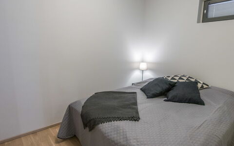 Ylälänsi 3 As 2: Camera Da Letto, Letto, Pavimento, Pavimentazione, Interior Design, Legna, Lenzuolo, Bedding, Soffitto, Camera