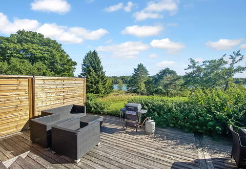 Kirsikkaranta 1: Cielo, Mobili Da Esterno, Latifoglie, Deck, Plank, Giardino, Shade, Color Legno, Landscaping, Sedia