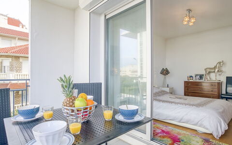 Océana: Tavolo, Mobilia, Proprietà, Pianta, Finestra, Azzurro, Costruzione, Cabinetry, Tessile, Sedia